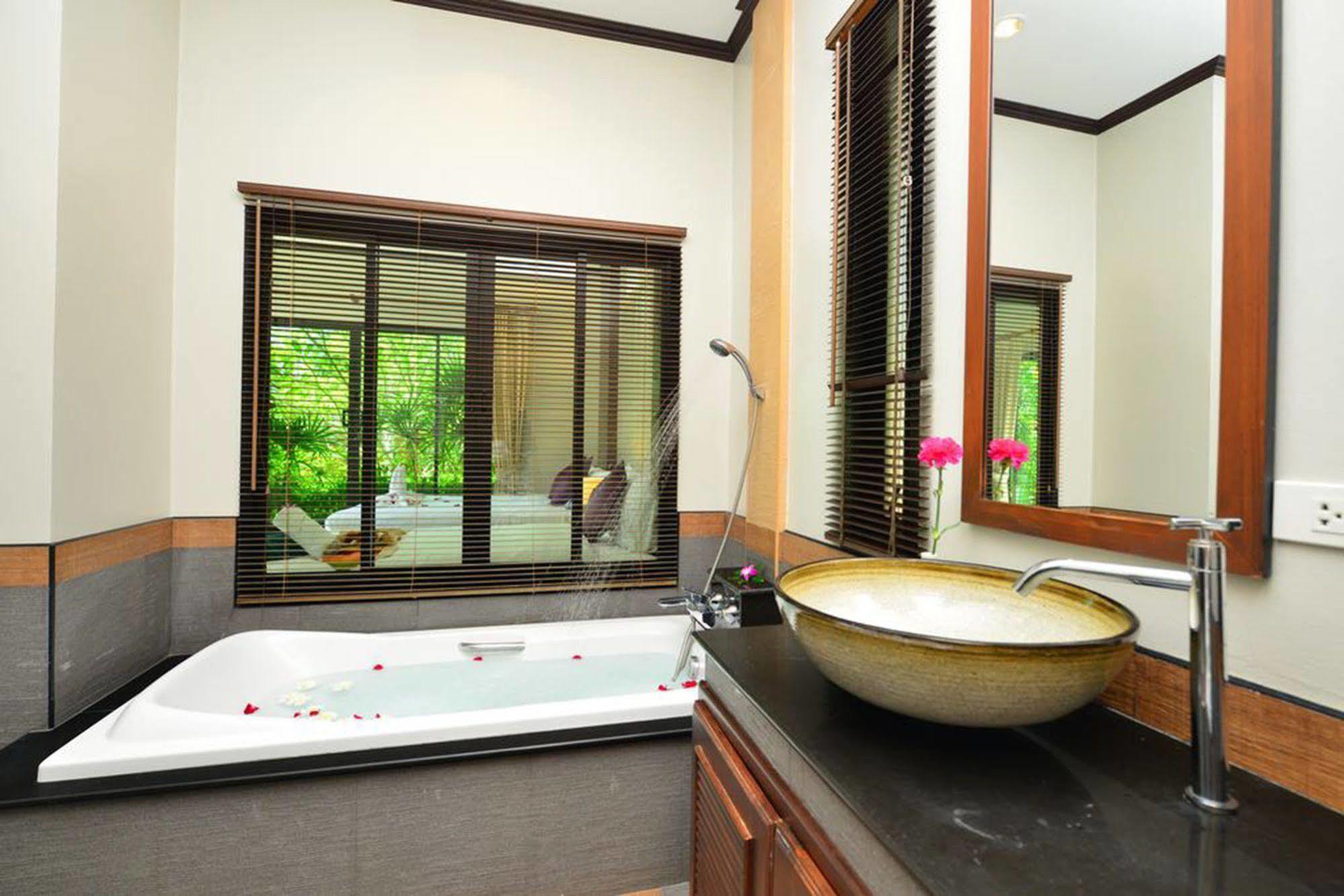 Naiharn Garden Villa Пхукет Экстерьер фото