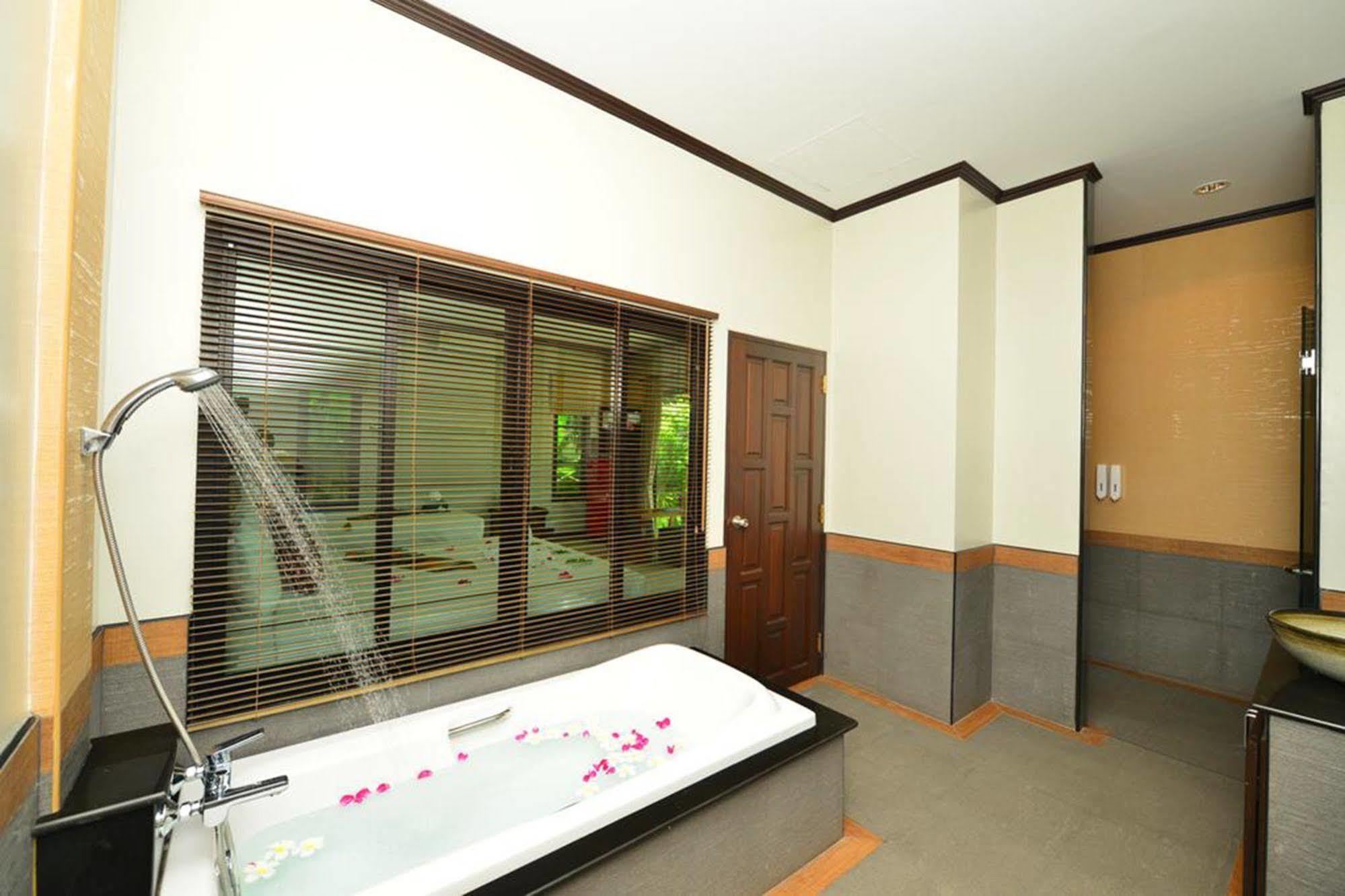 Naiharn Garden Villa Пхукет Экстерьер фото